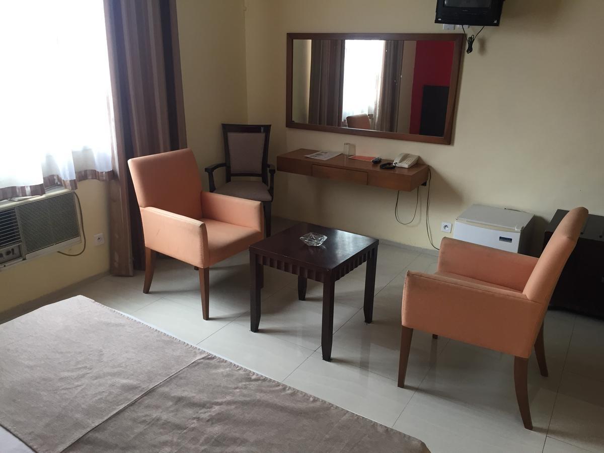 White Palace Hotel Antananarivo Bagian luar foto